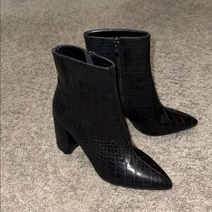 Women's Black Croc-Embossed Pointed Toe Ankle Boots Sz 9